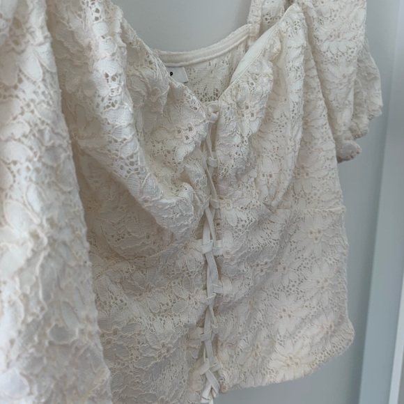 Laced, tie up bodice crop top with puff sleeves in white. - Picture 2 of 3